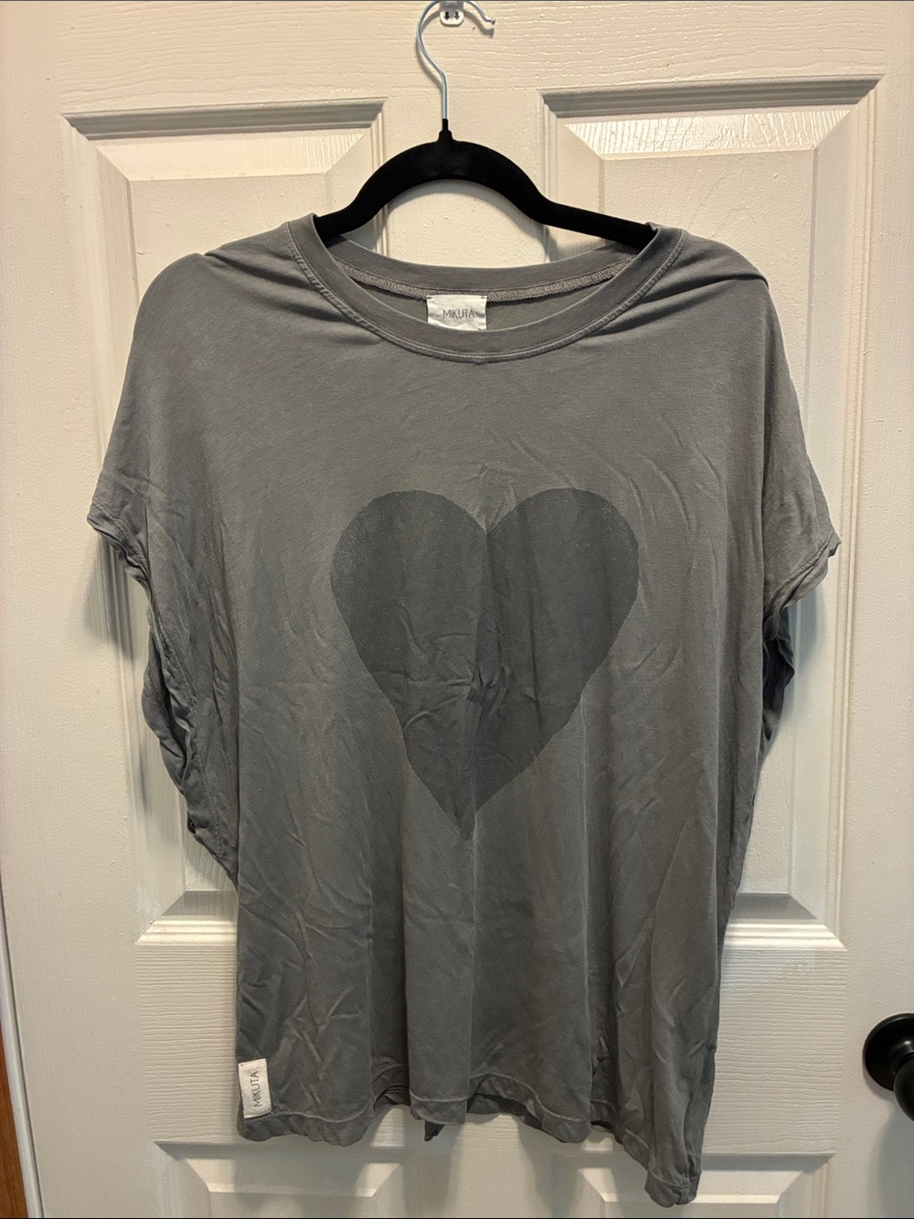 Mikuta love club Gray Heart Short Sleeve Tee